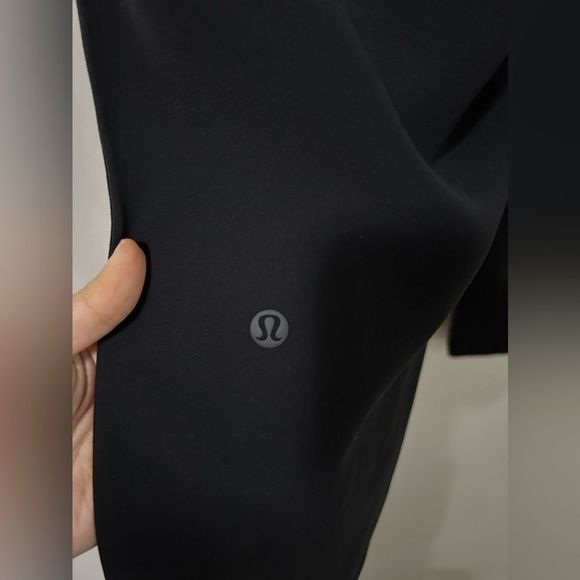 Lululemon On The Fly Crop *Woven 23" in Black - Picture 11 of 14